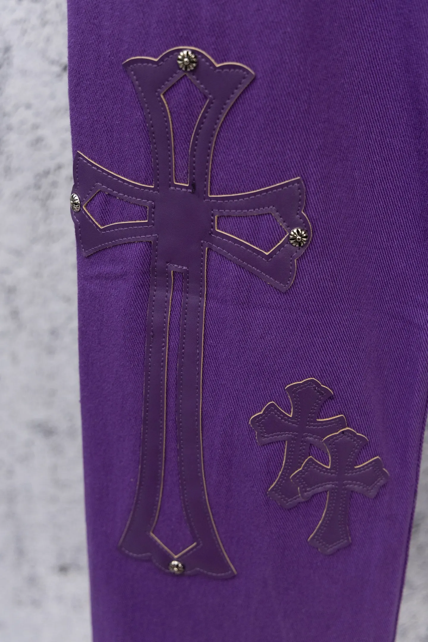 P240 CH Chromehearts Dopamine Purple Cross-Patch Leather Purple Jeans. Cabinet price is 34W level. Patched cross pattern embellishment, washed jeans! ! An absolutely high-end luxury product, a 1.9W-level god-level single product, a super popular product, made by top heavy industry, a magic weapon that cannot be missed! [About Zangyin] This is an extremely luxurious fashion brand that can also be called the aristocracy of the high street. It has always been an exclusive brand for some hipsters or rich second generations. Compared with ordinary high streets, it is more luxurious and noble. Compared with luxury brands, it is more fashionable and individual. It has always been a brand that I have a special liking for. [Top heavy industry fashion design] Consistently high-street luxury style. Speaking of this style, the Zangyin family and GU family are definitely the leading representative brands. Especially the Zangyin family has really achieved a state-of-the-art effect in creating high-street style. The unique washed material is used to create this style. The color system is already quite eye-catching. After it is decorated with patchwork cross flowers, it cleverly highlights the charm of the brand. Secondly, this style uses classic The high-waist cutting design highlights the long legs and fashionable temperament of the upper body. The brand is highly recognizable and the slim fit configuration is more suitable for daily wear. It is a product that interprets personality, fashion, and specifications at a glance. This single product is enough to make any fan excited. It can be a white T-shirt for a youthful college style, or a tight suspender for a royal style. It has strong matching ability and can be easily controlled by men.  [Materials and craftsmanship] Needless to say, this point goes without saying. As an excellent craftsman brand, Zangyin’s requirements for details and craftsmanship are really perfect. The washed color of this model has gone through so many processes, not to mention the embellishment of denim appliques. It is also purely hand-made and sewn. Just like what they believe in, only hand-made things have soul and have the meaning of wear. A top-notch heavy-duty fashionable denim item, I look forward to your perfect interpretation! !  Color: Purple Size: 28-34